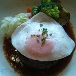 Keizu dainingu - ランチのハンバーグ、卵のせ♪