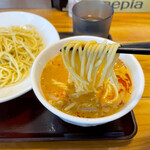 清勝丸 - 旨味の多い味噌を使い、ラー油で辛味を加えているスープ