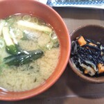 すき家 - 味噌汁とひじき煮(2021年9月13日撮影)