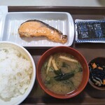 すき家 - 鮭朝食 390円(税込)(2021年9月13日撮影)