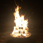 ランチハウス けや木 - 盛大に燃やす