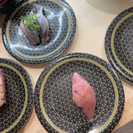 Hamazushi - まぐろレアステーキ、さんま、中トロ、炙りサメガレイ