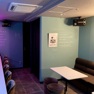 テーブル席は最大12名。店内最大収容人数は22名。結婚式二次会等、団体様の貸切可