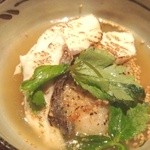 ダイナミックキッチン＆バー 燦 - おにぎり鯛茶づけにダシを投入！