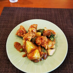 チャイナ食堂 龍福KITCHEN - 鷄とジャガイモとオクラをエビマヨ系の味付けに　メニュー名忘れた　日替わりでした