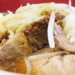 ラーメン二郎 - 豚の厚み