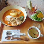 Kissa Eruga - タイカレーにはサラダ＆フルーツ、スープもつきましたミャ