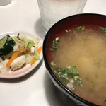 Kissa Emuji - かつ丼の味噌汁と漬物