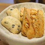 Grand Bleu Gamin - プレーンとブラックオリーブを練り込んだものとライ麦のパン
