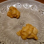 鮨 さいとう - 左は天草産赤ウニ、右は唐津産赤ウニ