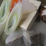 Katsugyo Nabeshima - 心も温まる湯豆腐。鱈の切り身や野菜も添えて、ポン酢でお召し上がり下さい。