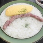 Kurokku - ランチカレーの今日のカレーはソーセージでした。+トッピングでチーズオムレツ