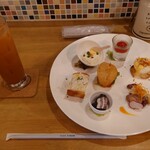 Hidebarukicchimpomu - ノンアルコールのカシスオレンジと前菜
                      ノンアルコールカクテルも本格的な味わい！
                      まあ、本業だから間違いない！