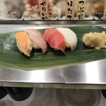 魚がし日本一 立喰寿司 - 最初の四貫