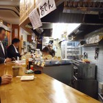 もつくし - カウンターの端っこからの眺め。