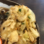 おにぎりの志鷹 - のっているのは白えびのかき揚げ