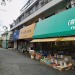 吉見うどん - 清潔感のあるのれんがかかってました