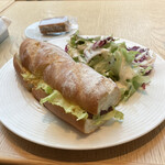 ラ・プレシューズ - ソフトバゲットサンド パストラミビーフ、レタス、 玉子サラダ、チーズ