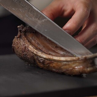 自慢の炭焼き肉とイタリアンを自然派ワインとお楽しみください