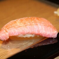 大阪 京橋 鮨 黒潮海閤 - 厚みのある大トロ。とろけるような食感と、旨味が凝縮