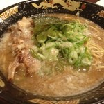 バリバリジョニー - 超濃厚！！
            バリとんラーメン
            滋賀の有名店
            麺屋ジョニーの系列店
            
            店構えと裏腹に
            味はバツグン。
            ドロドロでうまかった。
            