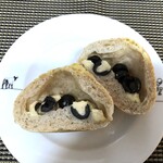 天然酵母 パン屋 そら豆 - ＊黒オリーブ、ブルーチーズ入り。ブルーチーズは少なめですけれど、味わいとしては好み