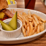 Island Burgers - 【ベーコン・エッグ・チーズバーガー@税込1,530円】フレンチフライ＆ピクルス。ピクルスは、ミニサラダに変更OK！