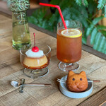とれぽ珈琲 - 料理写真:自家製プリン、レモンアイスティー、猫のフィニャンシェ