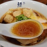 麺や 維新 - 特醤油らぁめんのスープ