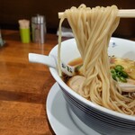 麺や 維新 - 特醤油らぁめんの麵リフト