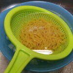 新大宮 中華のサカイ 本店 - 茹でた後、氷水でシッカリ〆が◎