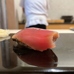 Sushi Otowa - 鰹
                        口に運ぶ直前から香る忍ばせてある浅葱。 しっとりした質感から歯切れは驚くほどに良く、浅葱の風味に鰹の旨みだけを綺麗に伝えてくれる一貫。 シャリの酸味で強い旨みと香りを生み出す一体感も素晴らしい！