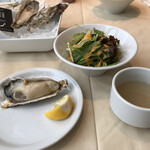 ザ オイスタールーム 名古屋ラシック店 - 生牡蠣とサラダとスープ