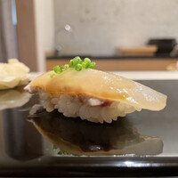 鮨 おとわ - カワハギ
                    口に入れて圧をかければ忍ばせた肝が耐えきれず押し出され、不思議な食感から広がる抜群の旨みが絶品！ 酢橘も良いアクセント。