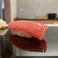 鮨 おとわ - 中トロ
                    口に入れた瞬間からトロける旨みはほぐれるシャリの酸味とともに相乗し、落ち着きのある余韻を白シャリならではの伝え方が素晴らしい！