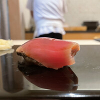 鮨 おとわ - 鰹
                    口に運ぶ直前から香る忍ばせてある浅葱。 しっとりした質感から歯切れは驚くほどに良く、浅葱の風味に鰹の旨みだけを綺麗に伝えてくれる一貫。 シャリの酸味で強い旨みと香りを生み出す一体感も素晴らしい！