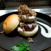 焼肉うしごろ 新宿三丁目店 - 和牛のスライダーバーガー＆トリュフチーズソース 