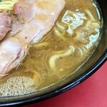 ラーメン 杉田家 - 直系の中では控えめでバランスのいいスープ。