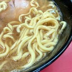 ラーメン 杉田家 - 酒井の中太麺はモッチリした食感。