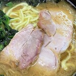 ラーメン 杉田家 - チャーシューはモモのスモーク。