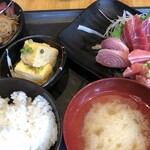 三崎まぐろ専門店 Tunaがる - この定食で500円とは頭が下がります！