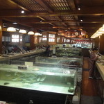 博多料亭 稚加榮 - 生け簀の周りにカウンタ席、その周りに小上がり席