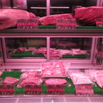 あか牛Dining yoka-yoka - 店内、お肉のショーケース