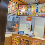 Karaage Senmonten Kara Suke - テイクアウト注文カウンター　店内飲食の方は奥に進み食券機購入