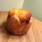 トースト ネイバーフッド ベイカリー - 外はクロワッサン地　中はチーズ