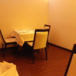 サイプレス軽井沢 - テーブル席　ちょっと席間隔が狭いが・・・