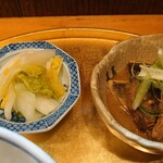 すずりき - 小鉢は浅漬と魚の煮つけ