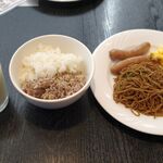 Niotaniin - 続いては豆乳、白米&雑穀米、焼きそば、ウィンナ、スクランブルエッグ、えび餃子をチョイス！