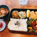 丸喜 - ぎっしりおかず。手作りで美味い！