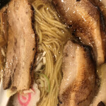 ra-membaruao - 並盛りラーメン 炙りチャーシュートッピングのアップ